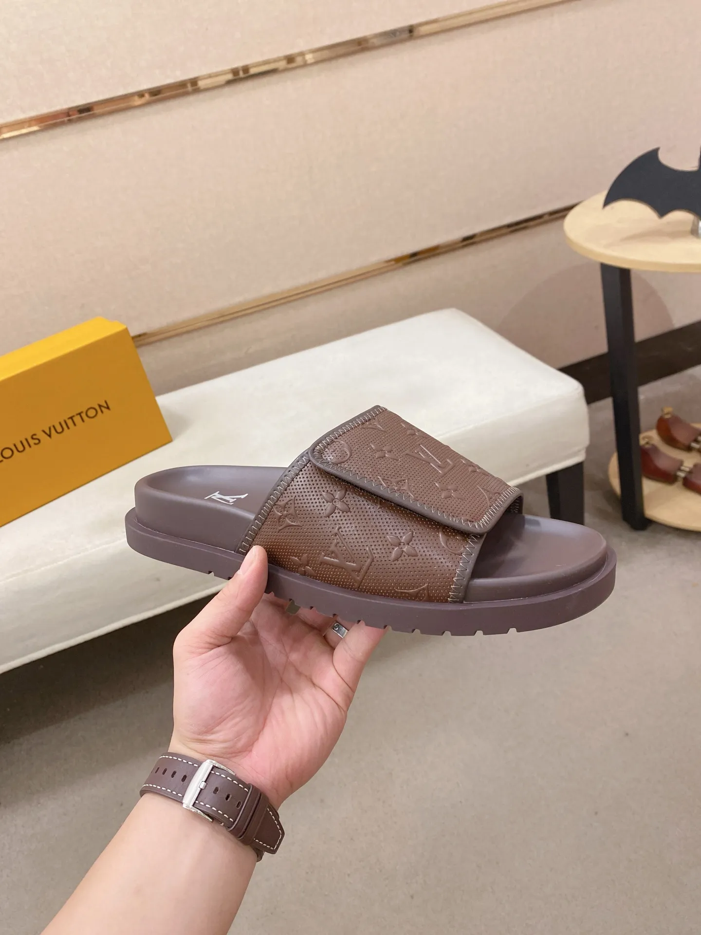Men's shoes💰: 320💰Made by LV🔍Top purchasing agent, men's spring and summer slippers are available at the same counter. The uppers are made of cowhide imported from Italy, with logo graphics and high-quality craftsmanship. Soles: original soles specially provided by the original factory. Exclusive molded soles are super comfortable. Original goods with single order, 🔍🔍high quality, you can enter and exit the counter at will. Welcome to compare, code number 38-44.